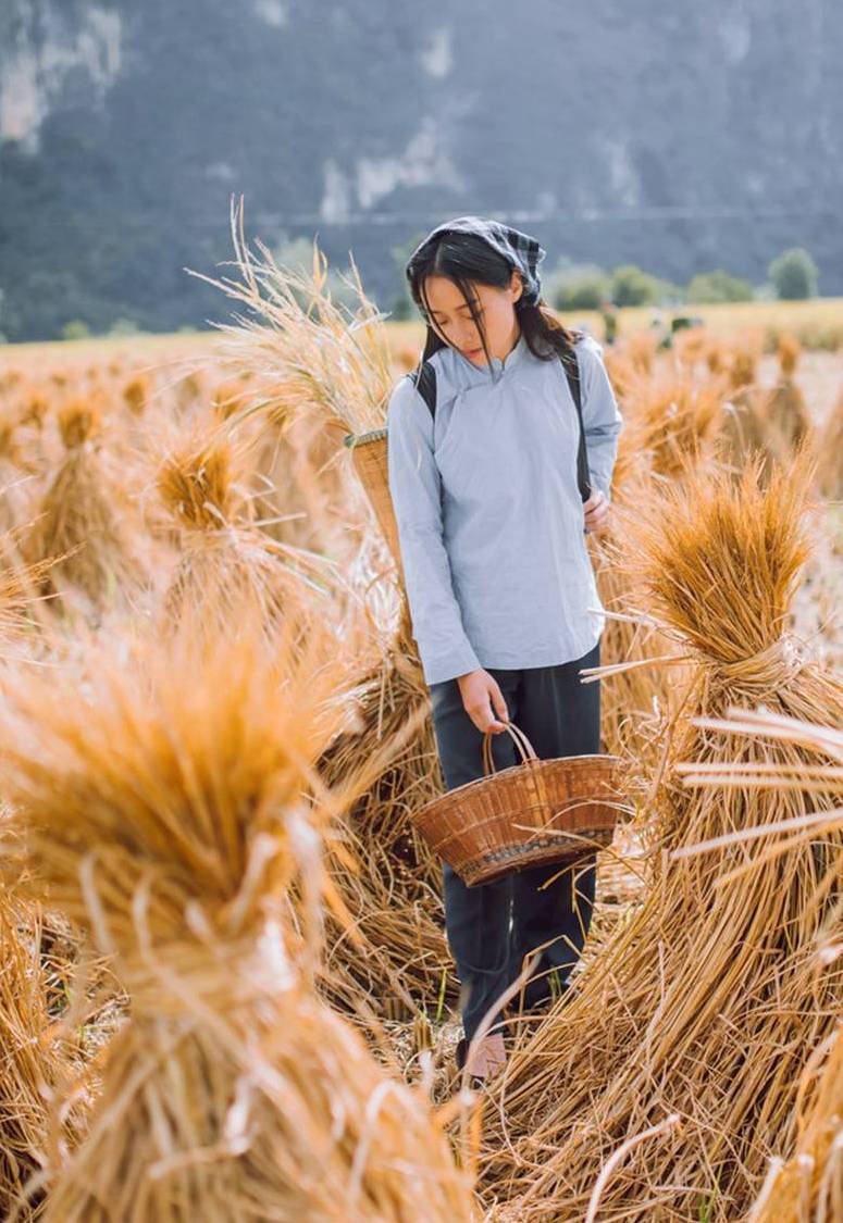 美女全裸人体盛宴 私处摆放各种食物供人享用